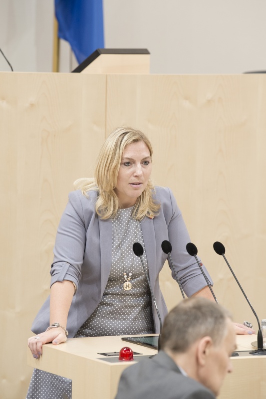 Am Rednerpult: Bundesrätin Doris Hahn (S)