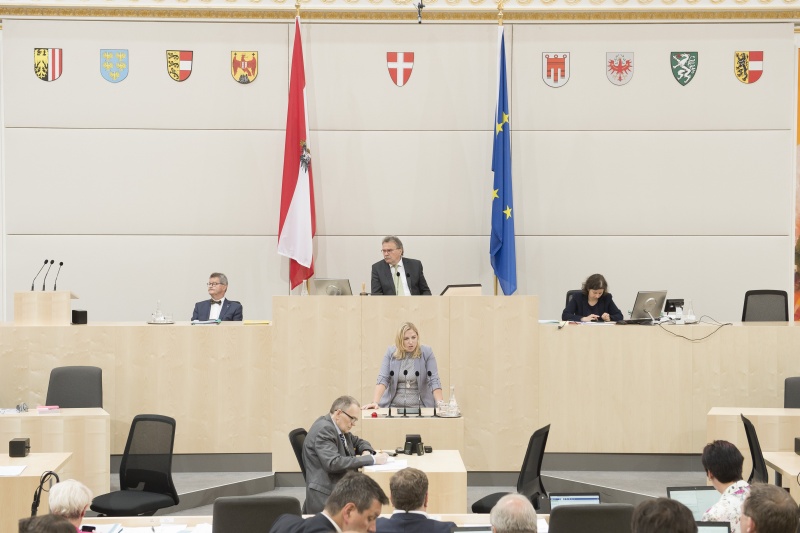 Am Rednerpult: Bundesrätin Doris Hahn (S). Am Präsidium von links: Bundesrat Gerd Krusche (F), Bundesratvizepräsident Ewald Lindinger (S)