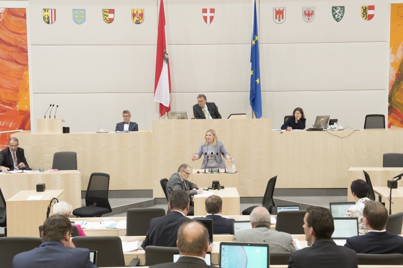 Am Rednerpult: Bundesrätin Doris Hahn (S). Am Präsidium von links: Bundesrat Gerd Krusche (F), Bundesratvizepräsident Ewald Lindinger (S)