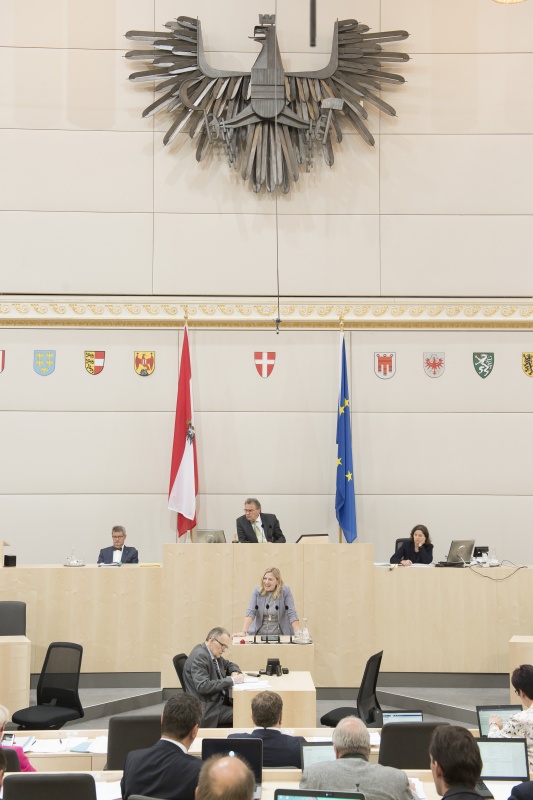 Am Rednerpult: Bundesrätin Doris Hahn (S). Am Präsidium von links: Bundesrat Gerd Krusche (F), Bundesratvizepräsident Ewald Lindinger (S)