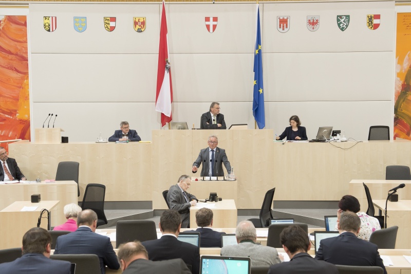 Am Rednerpult: Bundesrat Karl Bader (V). Am Präsidium von links: Bundesrat Gerd Krusche (F), Bundesratvizepräsident Ewald Lindinger (S)