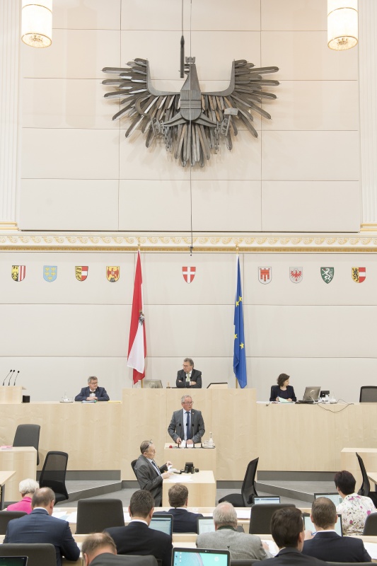 Am Rednerpult: Bundesrat Karl Bader (V). Am Präsidium von links: Bundesrat Gerd Krusche (F), Bundesratvizepräsident Ewald Lindinger (S)