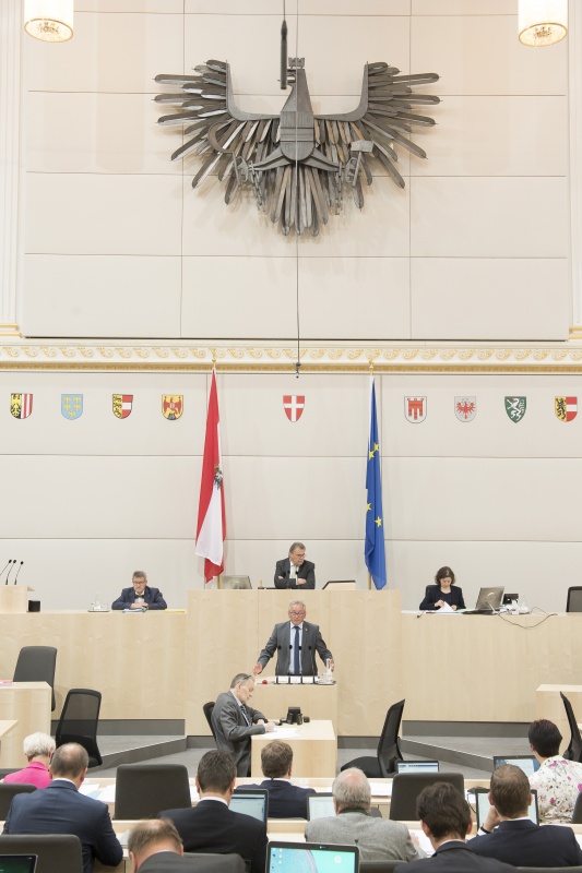 Am Rednerpult: Bundesrat Karl Bader (V). Am Präsidium von links: Bundesrat Gerd Krusche (F), Bundesratvizepräsident Ewald Lindinger (S)