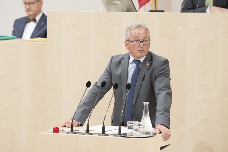Am Rednerpult: Bundesrat Karl Bader (V)