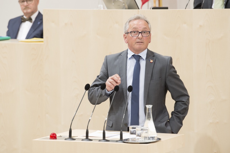 Am Rednerpult: Bundesrat Karl Bader (V)