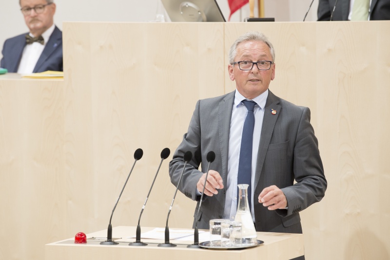Am Rednerpult: Bundesrat Karl Bader (V)