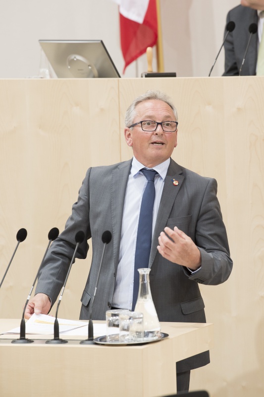 Am Rednerpult: Bundesrat Karl Bader (V)