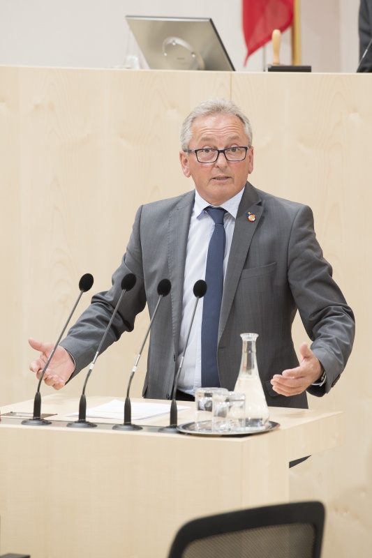 Am Rednerpult: Bundesrat Karl Bader (V)