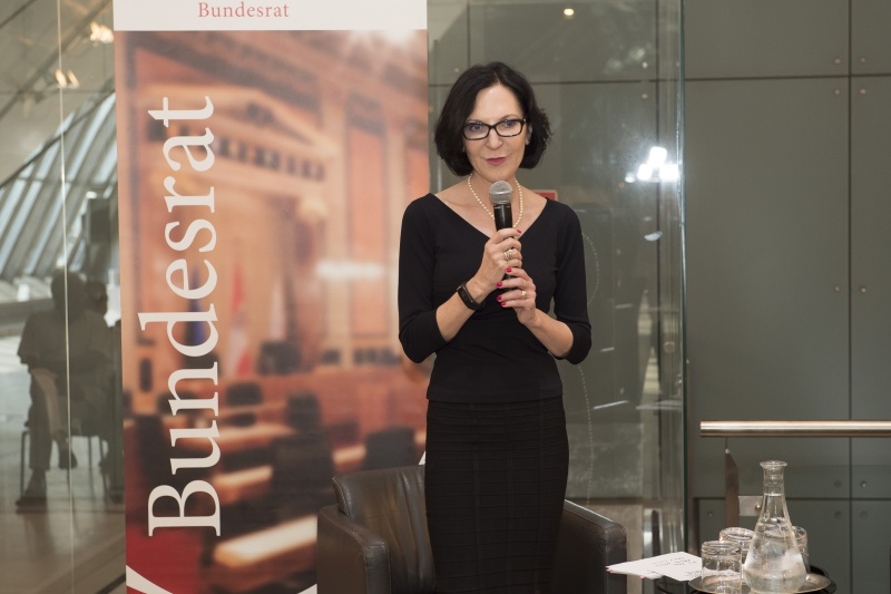 Am Podium: Barbara Serloth