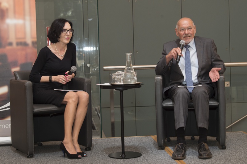 Am Podium von rechts: Bundesratspräsident Reinhard Todt (S), Barbara Serloth