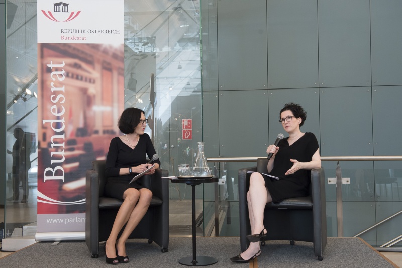 Am Podium von rechts: Buchautorin Sophie Lillie, Barbara Serloth