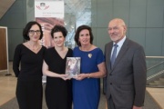 Von rechts: Bundesratspräsident Reinhard Todt (S), Marianne Kistein-Jacobs, Buchautorin Sophie Lillie, Barbara Serloth