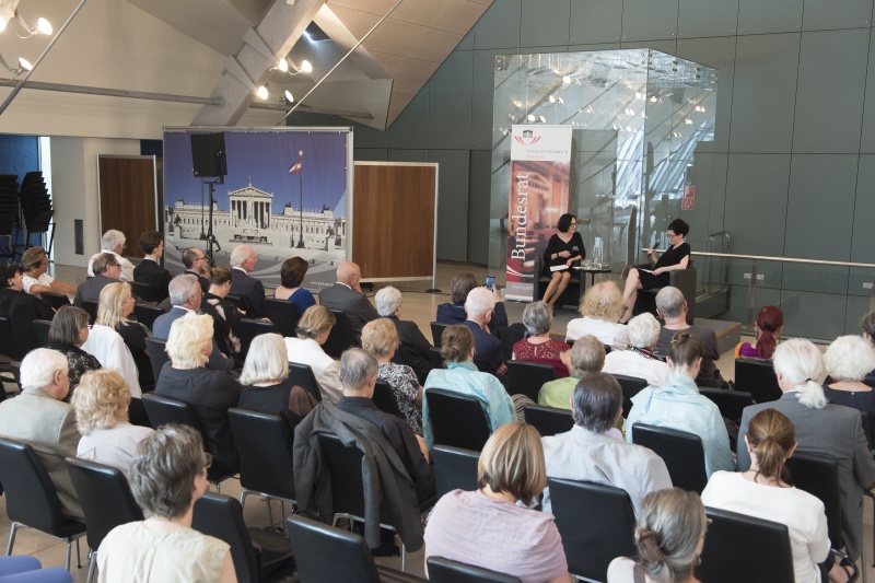 Am Podium von rechts: Buchautorin Sophie Lillie, Barbara Serloth. Blick Richtung VeranstaltungsteilnehmerInnen