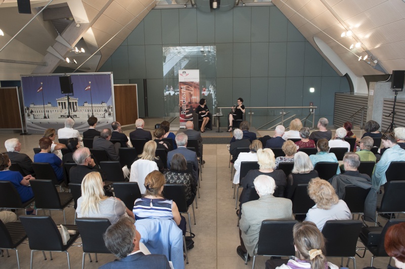 Am Podium von rechts: Buchautorin Sophie Lillie, Barbara Serloth. Blick Richtung VeranstaltungsteilnehmerInnen