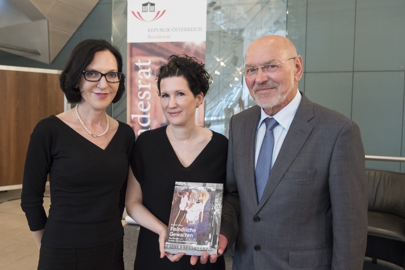 Von rechts: Bundesratspräsident Reinhard Todt (S), Buchautorin Sophie Lillie, Barbara Serloth