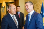 Von links: Nationalratspräsident Wolfgang Sobotka im Gespräch mit  Parlamentspräsident der Republik Kosovo Kadri Veseli