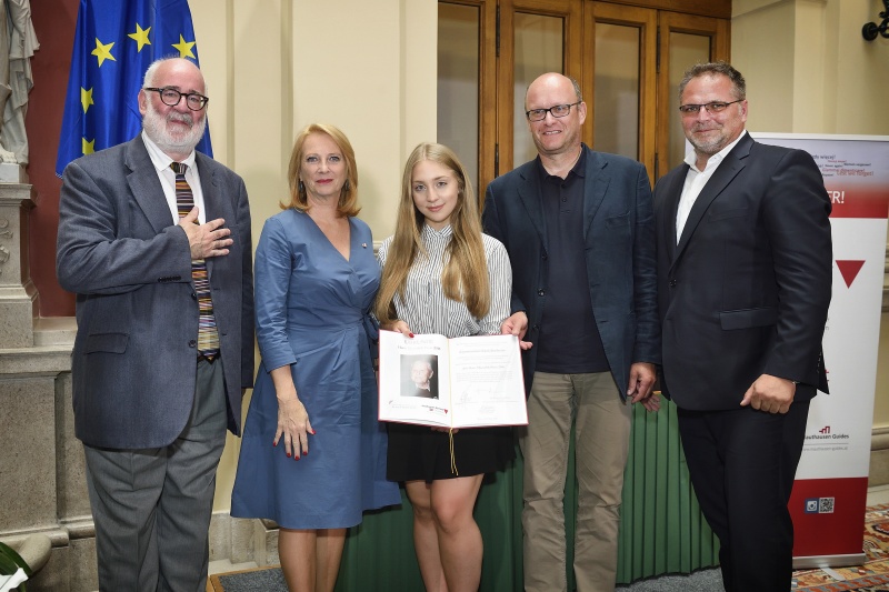 Gruppenfoto mit den PreisträgerInnen des Gymnasiums Ried/Innkreis und der Zweiten Nationalratspräsidentin Doris Bures (S) (2.v.l.)