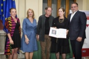 Gruppenfoto mit den PreisträgerInnen von Schloss Lind - das ANDERE Heimatmuseum und der Zweiten Nationalratspräsidentin Doris Bures (S) (2.v.l.)