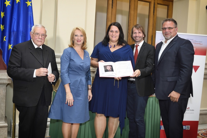 Gruppenfoto mit den PreisträgerInnen der Katholischen Jugend OÖ, Region Ennstal und der Zweiten Nationalratspräsidentin Doris Bures (S) (2.v.l.)