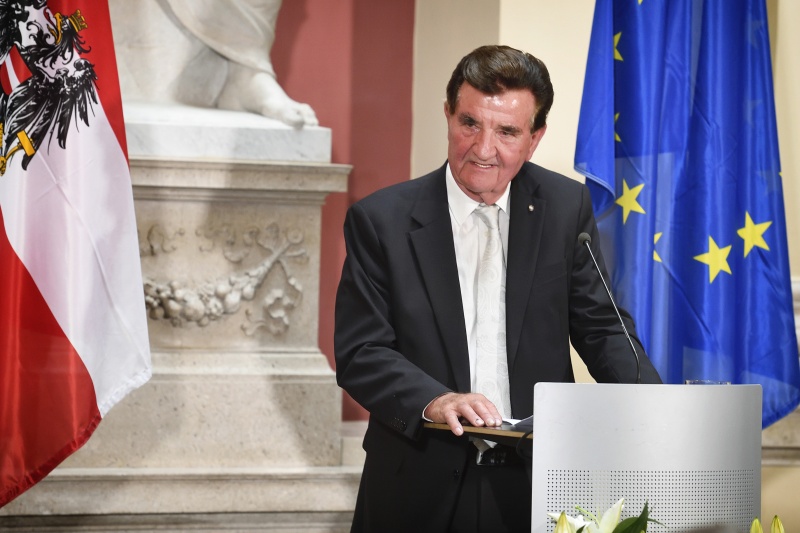 Der Vorsitzende der Jury Helmut Edelmayr am Wort