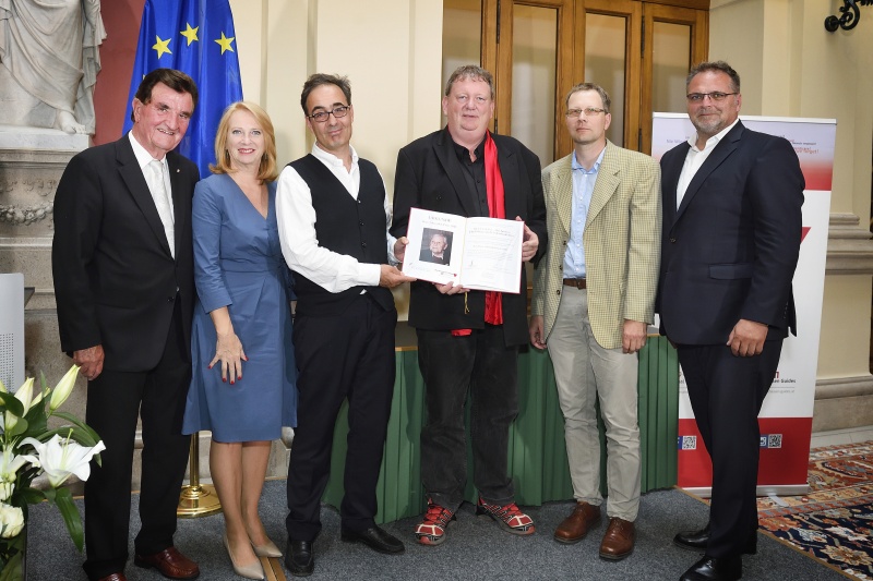 Gruppenfoto mit den Preisträgern der Rechnitzer Flüchtlings- und Gedenkinitiative RE.F.U.G.I.U.S. und der Zweiten Nationalratspräsidentin Doris Bures (S) (2.v.l.)