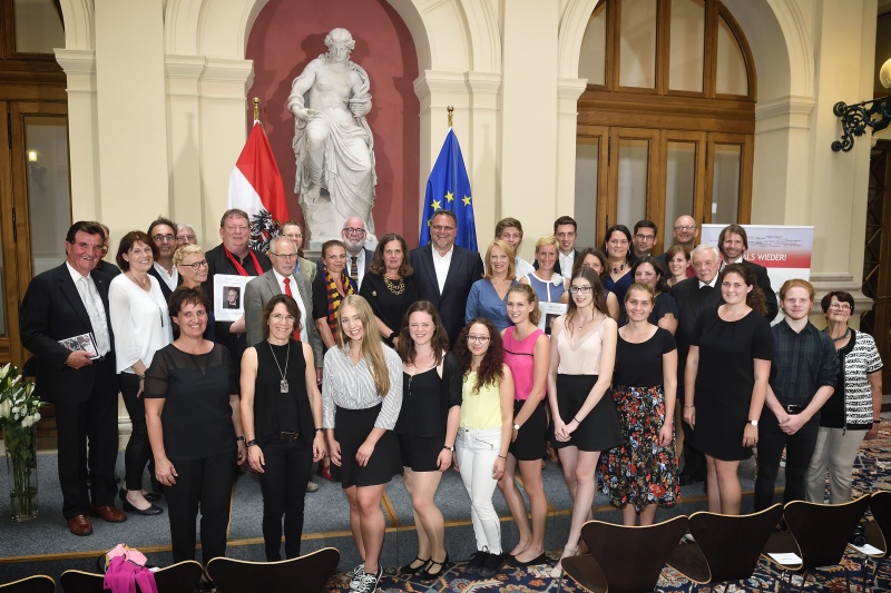 Gruppenfoto mit allen PreisträgerInnen