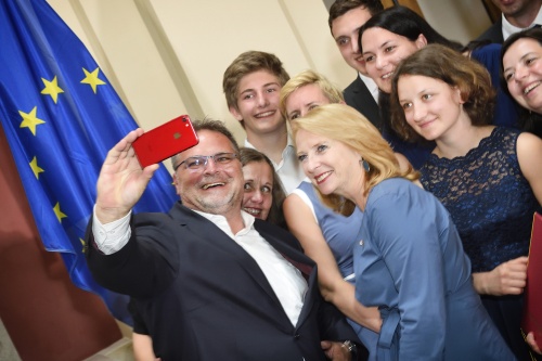 Selfie, von links: Vorsitzender des MKÖ Willi Mernyi, Zweite Nationalratspräsidentin Doris Bures (S), TeilnehmerInnen der Veranstaltung
