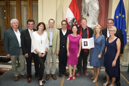 Gruppenfoto mit den PreisträgerInnen der Rechnitzer Flüchtlings- und Gedenkinitiative RE.F.U.G.I.U.S. und der Zweiten Nationalratspräsidentin Doris Bures (S) (2.v.l.)