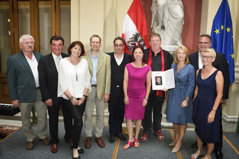 Gruppenfoto mit den PreisträgerInnen der Rechnitzer Flüchtlings- und Gedenkinitiative RE.F.U.G.I.U.S. und der Zweiten Nationalratspräsidentin Doris Bures (S) (2.v.l.)