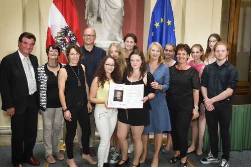 Gruppenfoto mit den PreisträgerInnen des Gymnasiums Ried/Innkreis und der Zweiten Nationalratspräsidentin Doris Bures (S) (2.v.l.)