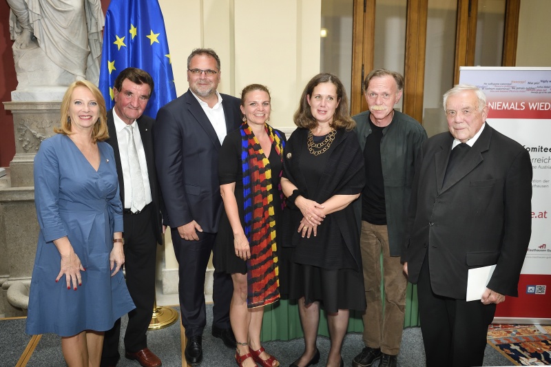 Gruppenfoto mit den PreisträgerInnen von Schloss Lind - das ANDERE Heimatmuseum und der Zweiten Nationalratspräsidentin Doris Bures (S) (2.v.l.)