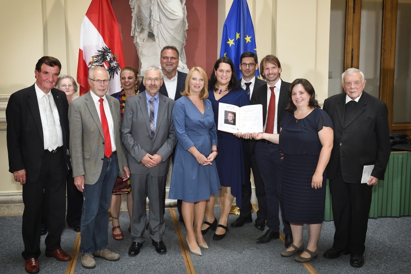 Gruppenfoto mit den PreisträgerInnen der Katholischen Jugend OÖ, Region Ennstal und der Zweiten Nationalratspräsidentin Doris Bures (S) (2.v.l.)