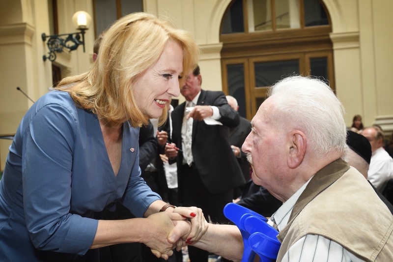 Von links: Zweite Nationalratspräsidentin Doris Bures (S), Teilnehmer der Veranstaltung