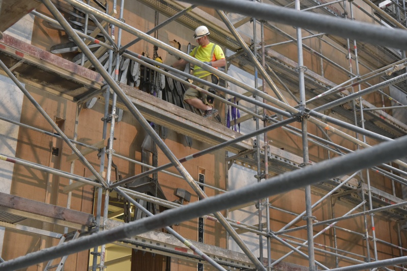 Demontage und Abtransport des Wappenadlers aus dem Nationalratssitzungssaal