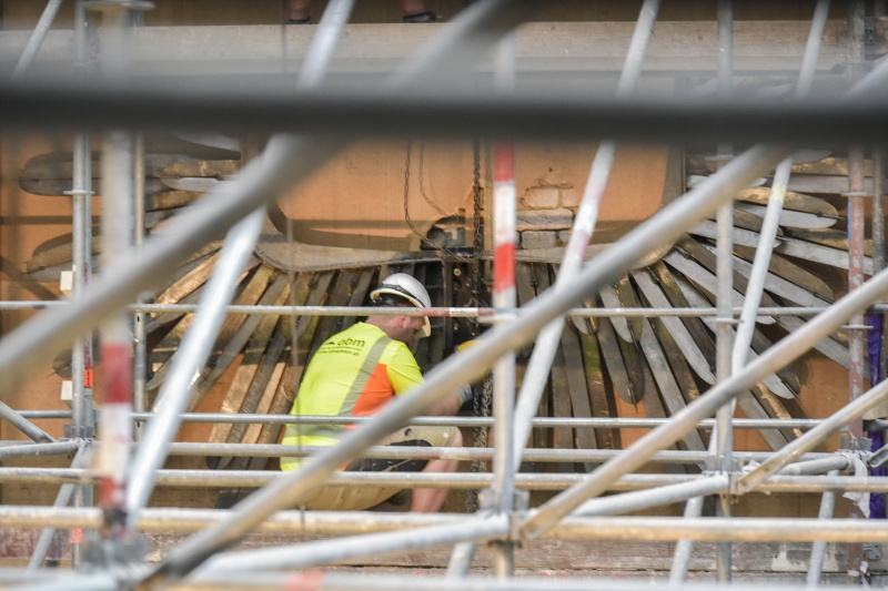 Demontage und Abtransport des Wappenadlers aus dem Nationalratssitzungssaal