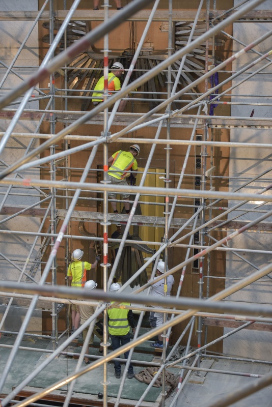 Demontage und Abtransport des Wappenadlers aus dem Nationalratssitzungssaal