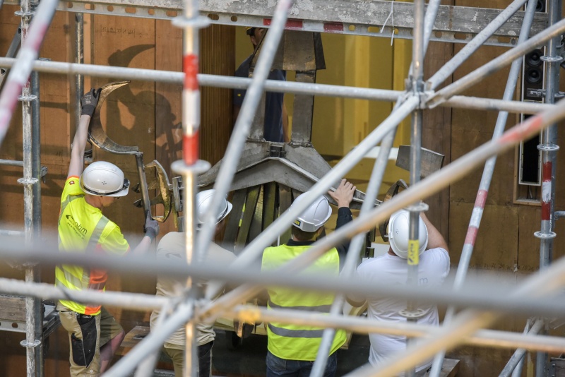 Demontage und Abtransport des Wappenadlers aus dem Nationalratssitzungssaal