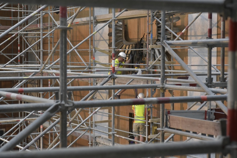 Demontage und Abtransport des Wappenadlers aus dem Nationalratssitzungssaal