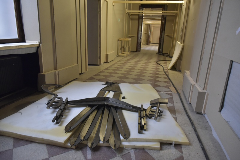 Demontage und Abtransport des Wappenadlers aus dem Nationalratssitzungssaal