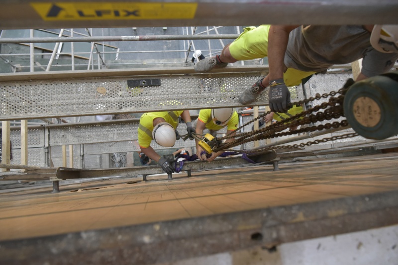 Demontage und Abtransport des Wappenadlers aus dem Nationalratssitzungssaal