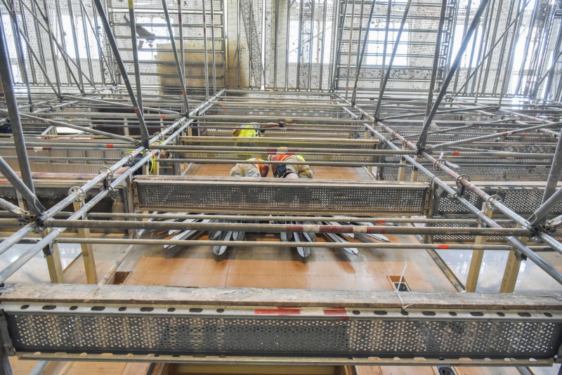 Demontage und Abtransport des Wappenadlers aus dem Nationalratssitzungssaal