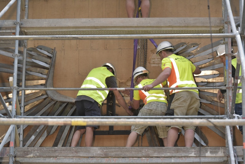 Demontage und Abtransport des Wappenadlers aus dem Nationalratssitzungssaal