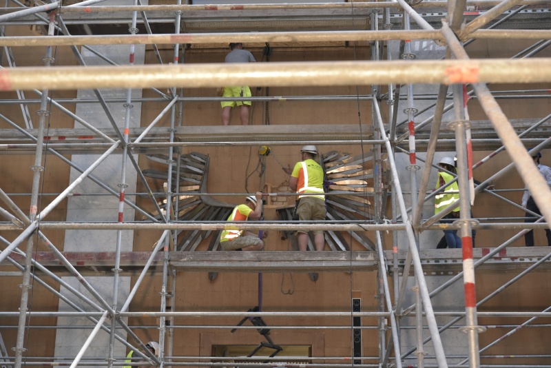 Demontage und Abtransport des Wappenadlers aus dem Nationalratssitzungssaal