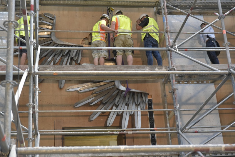 Demontage und Abtransport des Wappenadlers aus dem Nationalratssitzungssaal