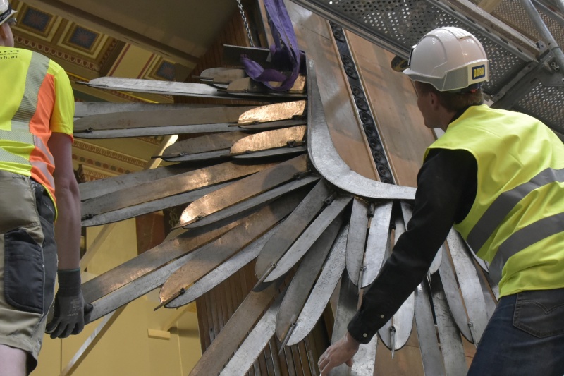 Demontage und Abtransport des Wappenadlers aus dem Nationalratssitzungssaal