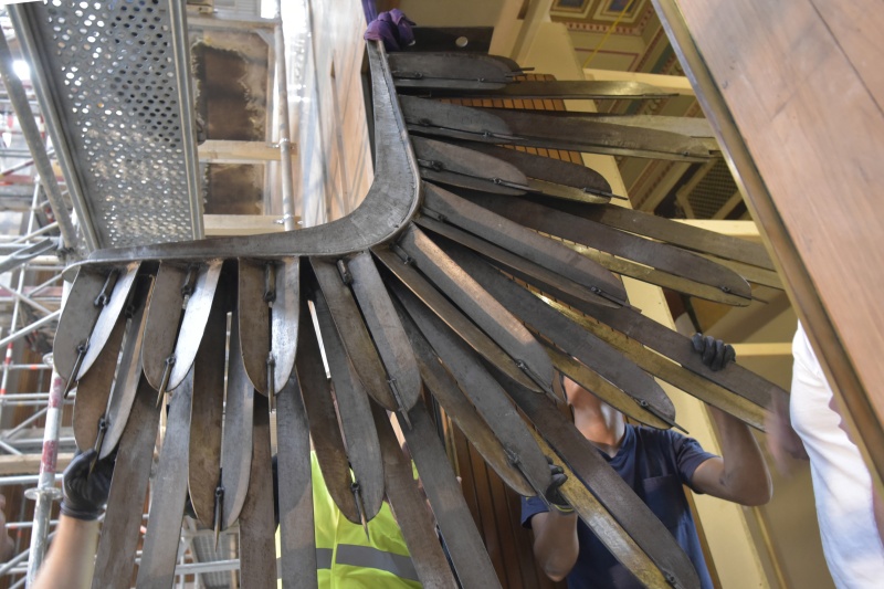 Demontage und Abtransport des Wappenadlers aus dem Nationalratssitzungssaal