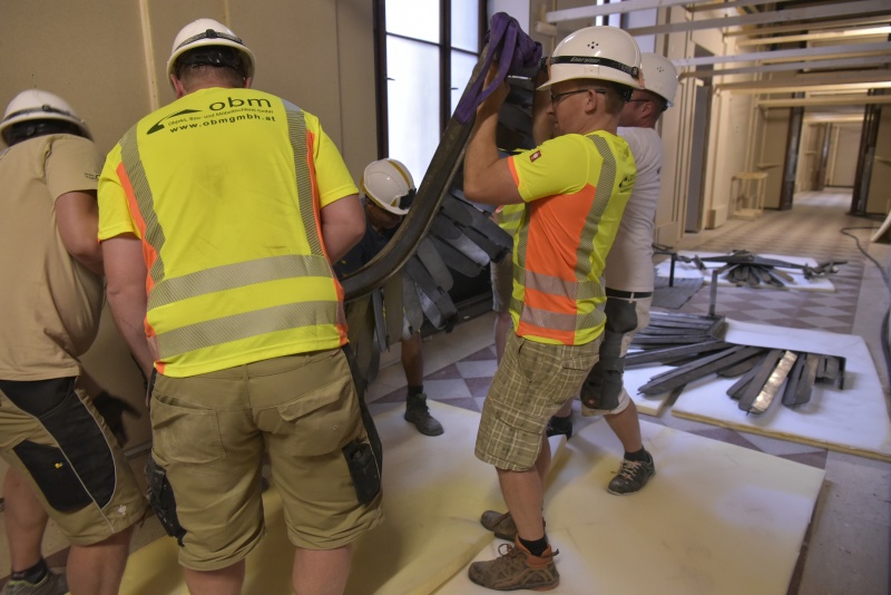 Demontage und Abtransport des Wappenadlers aus dem Nationalratssitzungssaal