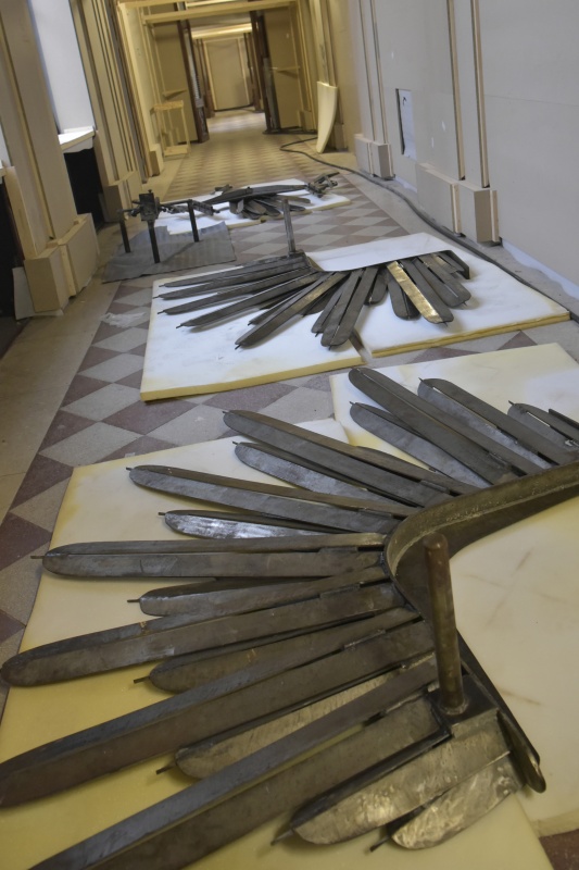 Demontage und Abtransport des Wappenadlers aus dem Nationalratssitzungssaal