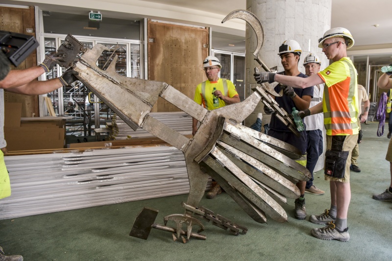 Demontage und Abtransport des Wappenadlers aus dem Nationalratssitzungssaal
