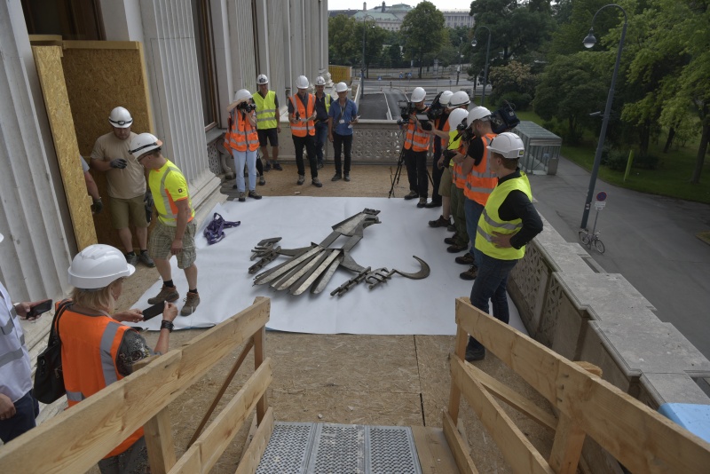 Demontage und Abtransport des Wappenadlers aus dem Nationalratssitzungssaal